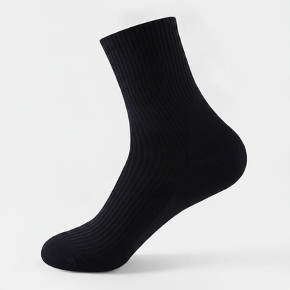 Studio : une chaussette noire seule, vue de profil