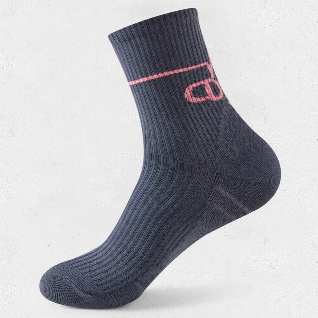 Studio : une chaussette gris foncé seule, vue de profil