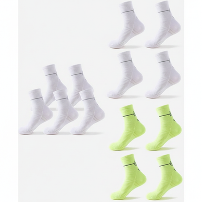 Studio : dix chaussettes alignées, cinq blanches et cinq vert fluo, lot 5 blanc + 5 vert fluo