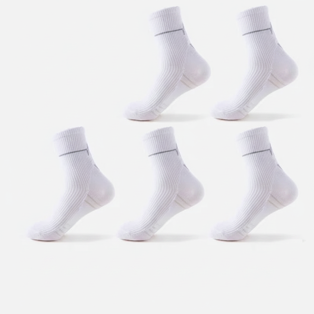 Studio : cinq chaussettes blanches alignées côte à côte, lot de 5 paires blanches