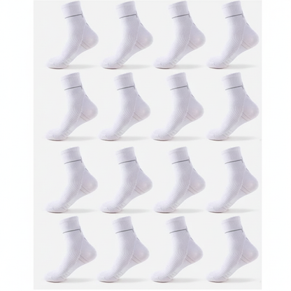 Studio : dix chaussettes blanches alignées en rangées, lot de 10 paires blanches