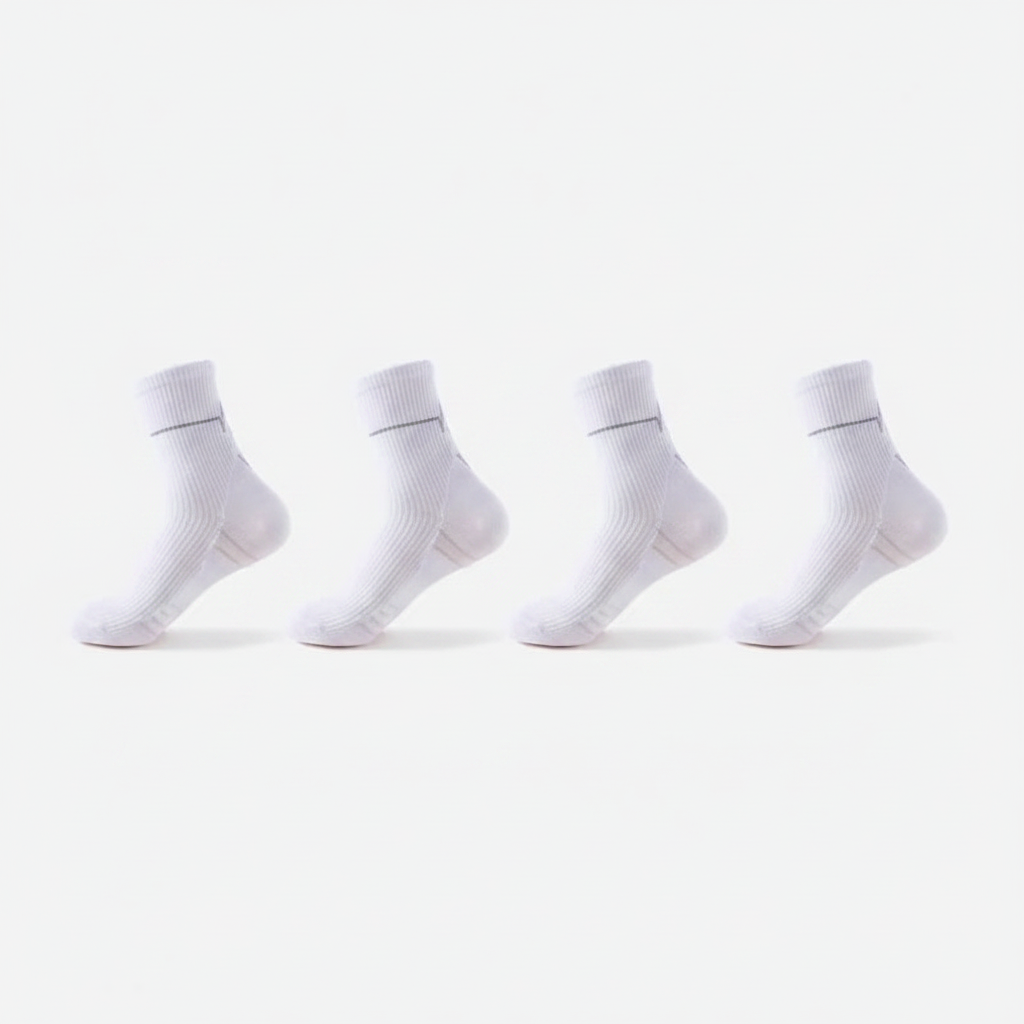 Studio : cinq chaussettes blanches alignées côte à côte, lot de 5 paires blanches