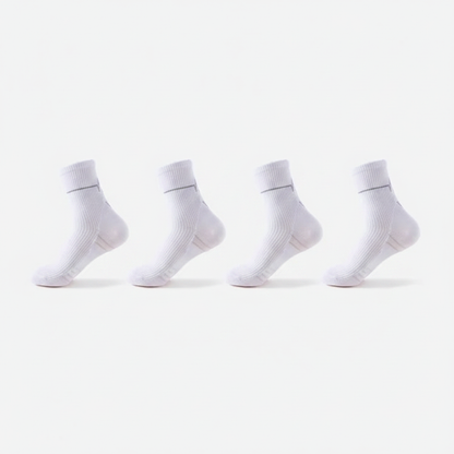 Studio : cinq chaussettes blanches alignées côte à côte, lot de 5 paires blanches