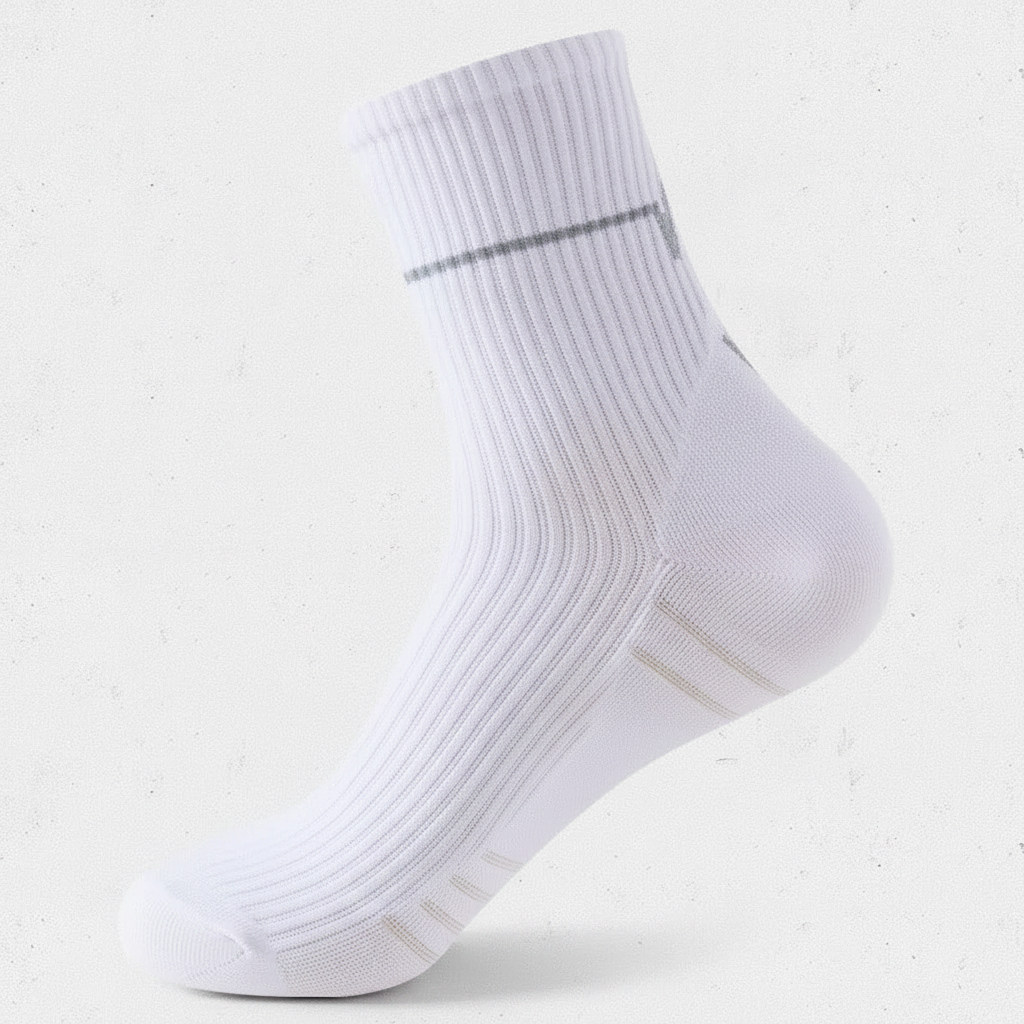 Studio : une chaussette blanche seule, vue de profil