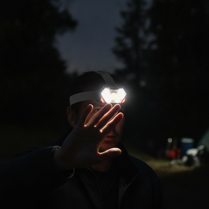 Démonstration du capteur de mouvement de la lampe frontale, main passant devant le capteur dans le noir au campement