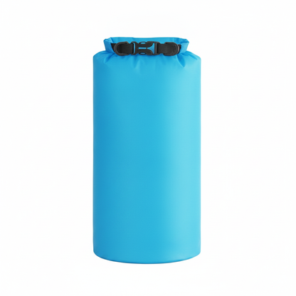 Sac étanche roll-top bleu ciel 5L, vue studio sur fond neutre, boucle de fermeture noire