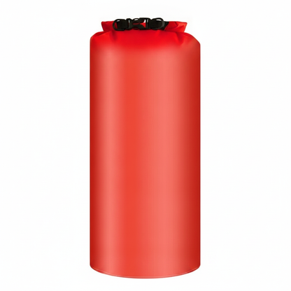 Sac étanche roll-top rouge 12L, vue studio sur fond neutre, boucle de fermeture noire