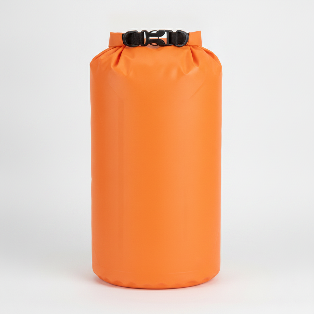 Sac étanche roll-top orange 8L, vue studio sur fond neutre, boucle de fermeture noire