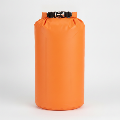 Sac étanche roll-top orange 8L, vue studio sur fond neutre, boucle de fermeture noire