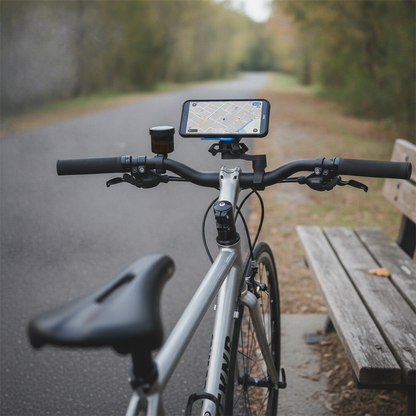 Smartphone fixé sur le guidon d'un vélo via plaque adhésive au dos de la coque, écran GPS visible