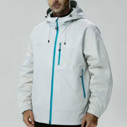 Veste softshell imperméable coloris blanc, portée, vue studio rapprochée avec gouttes d'eau sur le tissu