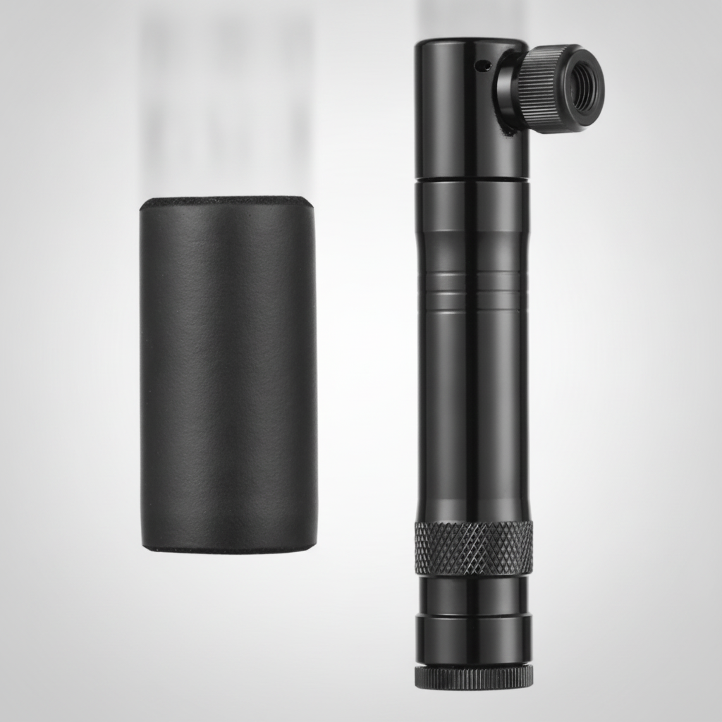 Kit gonfleur CO2 Velotrip noir, vue studio avec son manchon de protection en mousse