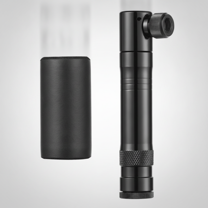 Kit gonfleur CO2 Velotrip noir, vue studio avec son manchon de protection en mousse
